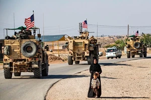 Một đoàn xe bọc thép của Hoa Kỳ tuần tra thị trấn Qahtaniyah ở phía đông bắc Syria giáp với Thổ Nhĩ Kỳ, ngày 31-10-2019. Ảnh: foreignpolicy.com