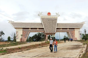 Quốc môn được xây dựng tại cửa khẩu quốc tế Nam Giang - Đắc Tà Oọc. Ảnh: Báo Quảng Nam