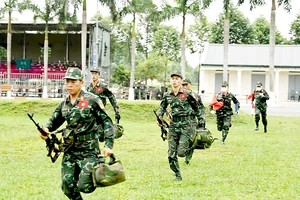 Đội tuyển QĐND Việt Nam cơ động ra vị trí thi bắn tỉa