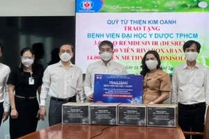 Đại diện Tập đoàn Kim Oanh trao thuốc điều trị Covid-19 cho Bệnh viện Đại học Y Dược TPHCM