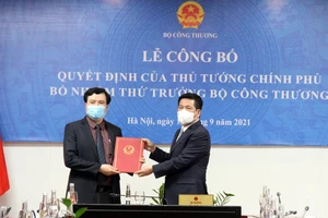 Bộ trưởng Nguyễn Hồng Diên trao quyết định và chúc mừng tân Thứ trưởng Nguyễn Sinh Nhật Tân. Ảnh: Bộ Công thương