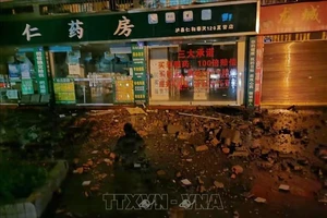 Nhiều ngôi nhà bị hư hại trong trận động đất tại tỉnh Tứ Xuyên, Trung Quốc, ngày 16-9. Ảnh: TTXVN
