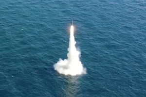Một tên lửa đạn đạo (SLBM) phóng từ tàu ngầm Dosan Ahn Chang-ho lớp 3.000 tấn tại Trung tâm Thử nghiệm ADD Anheung ở tỉnh Nam Chungcheong ngày 15-9. Ảnh: REUTERS