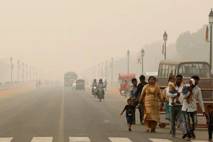 Khói bụi trên đường phố Ấn Độ. Ảnh: REUTERS