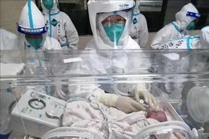 Nhân viên y tế chăm sóc em bé sơ sinh tại bệnh viện ở Thụy Lệ, tỉnh Vân Nam, Trung Quốc, ngày 11-8-2021. Ảnh minh họa: THX