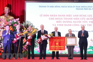 Chủ tịch nước Nguyễn Xuân Phúc trao tặng danh hiệu Anh hùng Lực lượng vũ trang nhân dân cho Đoàn Thanh niên cứu quốc Thành Hoàng Diệu. Ảnh: TTXVN