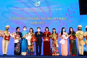 Giải thưởng Phụ nữ Việt Nam năm 2021 được trao cho 6 tập thể và 10 cá nhân xuất sắc trên các lĩnh vực kinh tế, giáo dục, văn hóa, y học, công tác xã hội, phát triển cộng đồng. Ảnh: VGP
