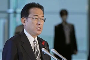 Tân Thủ tướng Nhật Bản Fumio Kishida phát biểu với báo giới tại Tokyo ngày 14-10. Ảnh: KYODO