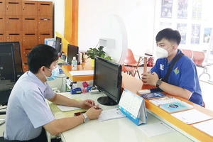 Người lao động tham gia ứng tuyển việc làm tại Văn phòng Trung tâm dịch vụ việc làm thanh niên TPHCM tại quận Gò Vấp