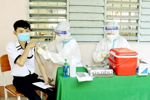 Tiêm vaccine Covid-19 cho học sinh Vĩnh Long