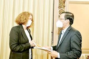 Chủ tịch UBND TPHCM Phan Văn Mãi tiếp bà Carolyn Turk, Giám đốc Quốc gia Ngân hàng Thế giới (WB) tại Việt Nam. Ảnh: VIỆT DŨNG