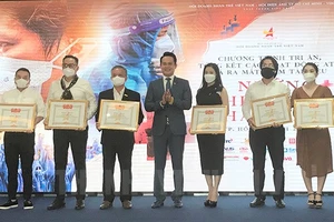 Lãnh đạo Hội Doanh nhân trẻ Việt Nam trao Bằng khen tặng các tập thể và cá nhân có nhiều đóng góp cho chương trình ATM. Ảnh: hcmcpv.org.vn