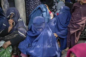 Phụ nữ Afghanistan đợi rút tiền bên ngoài một ngân hàng ở Kabul, ngày 15-9-2021. Ảnh: TTXVN