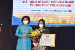 Chủ tịch Ủy ban MTTQ Việt Nam TPHCM Tô Thị Bích Châu trao giải đặc biệt cho tác giả Nguyễn Thị Phương Dung, Đài Tiếng nói nhân dân TPHCM