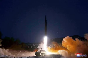 Trong ảnh (do Hãng thông tấn Trung ương Triều Tiên KCNA đăng phát ngày 12-1-2022): Vụ phóng thử thành công tên lửa siêu vượt âm do Viện Khoa học Quốc phòng Triều Tiên thực hiện tại một địa điểm chưa xác định. Ảnh: TTXVN