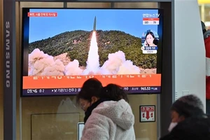 Hàn Quốc: Triều Tiên phóng 2 vật thể nghi là tên lửa đạn đạo