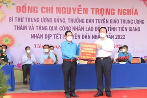  Đồng chí Nguyễn Trọng Nghĩa tặng quà cho đại diện công đoàn KCN Long Giang. Ảnh: dangcongsan.vn