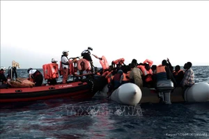 Lực lượng cứu hộ giải cứu người di cư trên vùng biển Địa Trung Hải. Ảnh: TTXVN