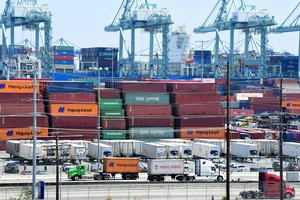 Bốc dỡ container hàng hóa tại cảng Long Beach, California, Mỹ. Ảnh: AFP/ TTXVN