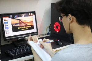 Trao tặng 1.473 máy tính bảng cho học sinh nghèo