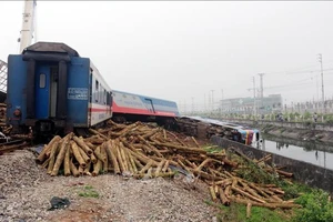 Nhiều đoàn tàu tết bị chậm, hủy do xe lửa đụng xe tải