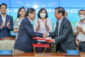 Chủ tịch UBND TPHCM Phan Văn Mãi và đại diện Công ty TNHH Xuất nhập khẩu Liên Thái Bình Dương ký kết Bản ghi nhớ về nghiên cứu lập đề án Ảnh: HOÀNG HÙNG