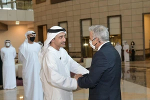 Ngoại trưởng Israel Yair Lapid bắt tay người đồng cấp UAE Abdullah bin Zayed al Nahyan tại Abu Dhabi, ngày 29-6-2021. Ảnh: GPO