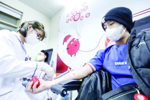 Tình nguyện viên hiến máu tại Lễ hội Xuân hồng 2022. Ảnh: HIỀN THẢO