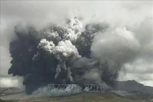 Núi lửa Aso ở phía Tây Nam Nhật Bản phun cột tro bụi ngày 20-10-2021. Ảnh: AFP/TTXVN