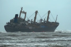 Huy động phương tiện tìm kiếm 8 thuyền viên mất tích tại Vũng Tàu
