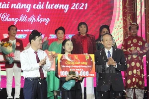 Thí sinh 20 tuổi Biện Thị Kim Thuy đạt danh hiệu Quán quân "Bông lúa vàng 2021". Ảnh: hcmcpv.org.vn