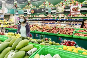 Người tiêu dùng chọn mua hàng hóa tại hệ thống MM Mega Market Hiệp Phú (quận 12, TPHCM) trưa 1-4