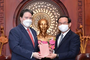  Bí thư Thành ủy TPHCM Nguyễn Văn Nên tặng quà lưu niệm Đại sứ Hoa Kỳ Marc E. Knapper. Ảnh: VIỆT DŨNG