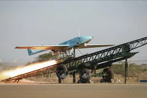 Máy bay không người lái quân sự được thử nghiệm trong cuộc tập trận ở ngoài khơi khu vực Balushistan, Iran, ngày 7-11-2021. Ảnh: AFP/TTXVN