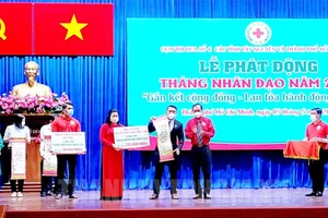 Đại diện Hội Chữ thập đỏ TPHCM tiếp nhận bảng tưởng trưng ủng hộ “Tháng nhân đạo” năm 2022. Ảnh: hcmcpv.org.vn