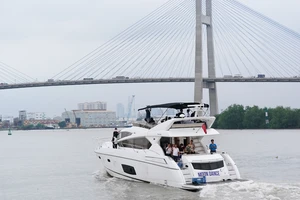 Du khách trải nghiệm tour du thuyền trên sông Sài Gòn. Ảnh: GIA HÂN