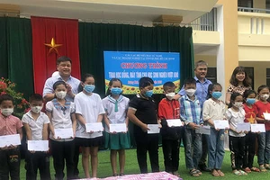 CLB Nhà báo xứ Nghệ và các doanh nghiệp tại TPHCM trao tặng học bổng cho học sinh có hoàn cảnh khó khăn tại Hà Tĩnh