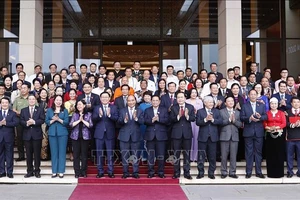 Chủ tịch nước Nguyễn Xuân Phúc, Thủ tướng Phạm Minh Chính, Chủ tịch Quốc hội Vương Đình Huệ với các đại biểu. Ảnh: TTXVN