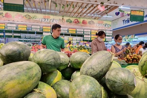 Người tiêu dùng chọn mua sản phẩm xanh tại Co.opmart Đồng Văn Cống
