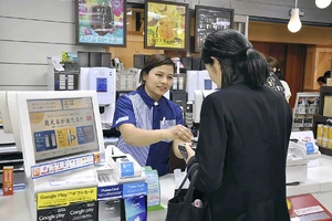 Người nước ngoài làm việc tại cửa hàng tiện lợi Nhật Bản