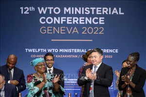 Tổng Giám đốc WTO Ngozi Okonjo-Iweala (thứ 2, trái) và các quan chức WTO tại phiên bế mạc Hội nghị Bộ trưởng WTO ở Geneva (Thụy Sĩ) ngày 17-6-2022. Ảnh: AFP/TTXVN