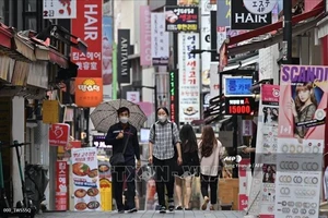 Phố mua sắm Myeongdong ở Seoul, Hàn Quốc. Ảnh: AFP/TTXVN