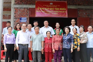 Đồng chí Tô Thị Bích Châu cùng các đại biểu trao nhà tình nghĩa cho hộ gia đình ông Nguyễn Văn Châu. Ảnh: hcmcpv.org.vn