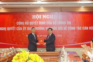 Chủ tịch Quốc hội Vương Đình Huệ trao quyết định và chúc mừng đồng chí Ngô Văn Tuấn. Ảnh: www.hcmcpv.org.vn