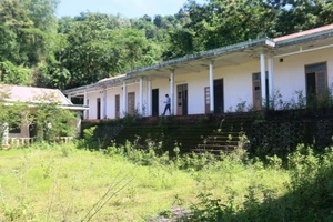 Khu nhà điều hành dự án Thủy điện La Ngâu bỏ hoang từ năm 2010 đến nay