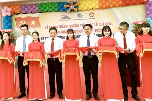 Phó Chủ tịch UBND TPHCM Dương Anh Đức cùng các đại biểu cắt băng khánh thành Trường Tiểu học Lê Quý Đôn tại huyện Bình Chánh
