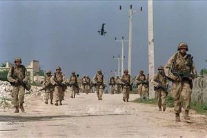 Binh sĩ Mỹ tham gia chiến dịch chống khủng bố ở Mogadishu, Somalia. Ảnh: AFP/TTXVN