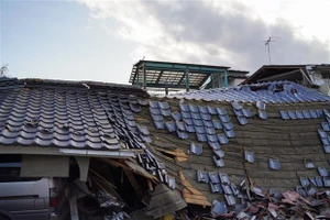 Một ngôi nhà bị phá hủy sau trận động đất tại Kunimi-machi, tỉnh Fukushima (Nhật Bản), ngày 17-3-2022. Ảnh: THX/TTXVN