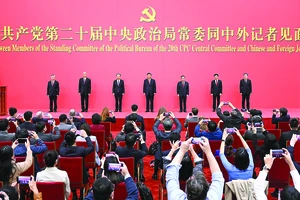 Tổng Bí thư Ban Chấp hành Trung ương Đảng Cộng sản Trung Quốc khóa XX Tập Cận Bình (giữa) cùng các ủy viên Thường vụ Bộ Chính trị. Ảnh: TTXVN