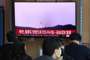 Người dân Hàn Quốc theo dõi thông tin về việc Triều Tiên bắn tên lửa đạn đạo về phía Biển Đông trên bản tin truyền hình, ngày 2-11-2022. Ảnh: YONHAP